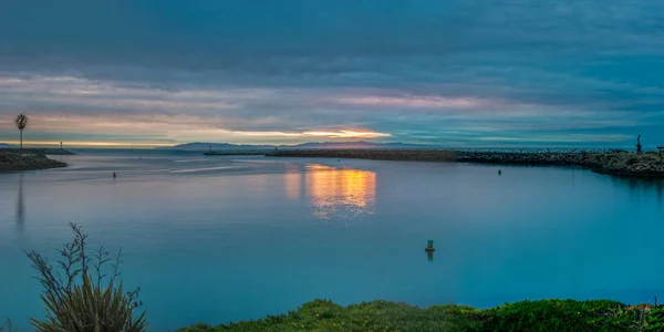 Safety of harbor waters as night settles in. — Stock Photo, Image