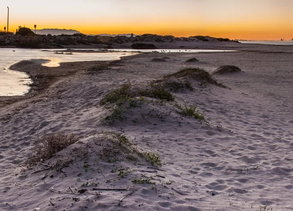 Sunrise sand tryckbankar längs stranden. — Stockfoto