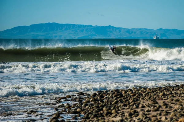 Fun sized Ventura winter swell. — Stock Photo, Image