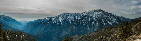 Geç kış öğleden sonra California dağlar üzerinde