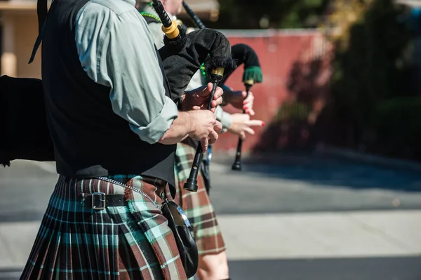 Clan handen op het instrument — Stockfoto