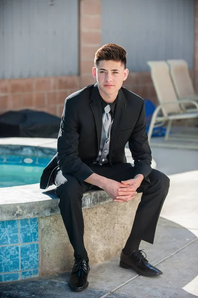 Ben vestito giovanotto a bordo piscina — Foto Stock