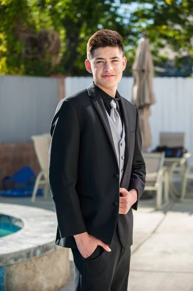 Well dressed young man looking suave — Stock Photo, Image