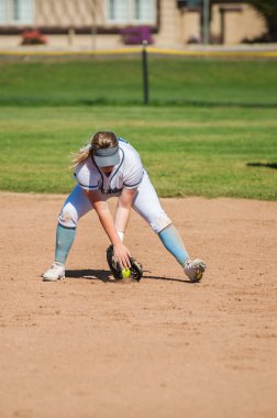 Softball alan üzerinde atletik yakaIayıcıydı.
