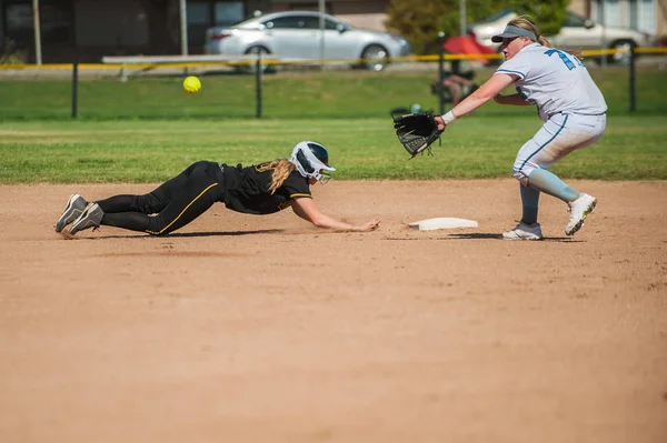 Athletic infielder na pole softball. — Zdjęcie stockowe