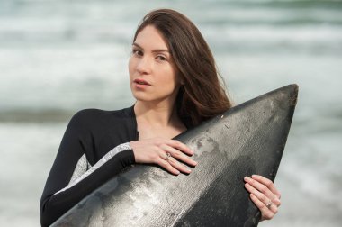 Genç sörfçü kız ve onun kara tahta.