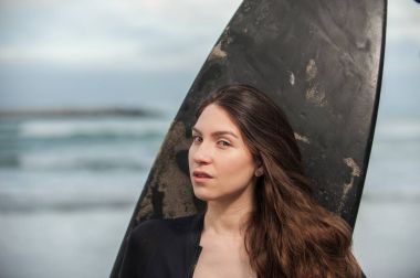 Genç güzel sörfçü yüz