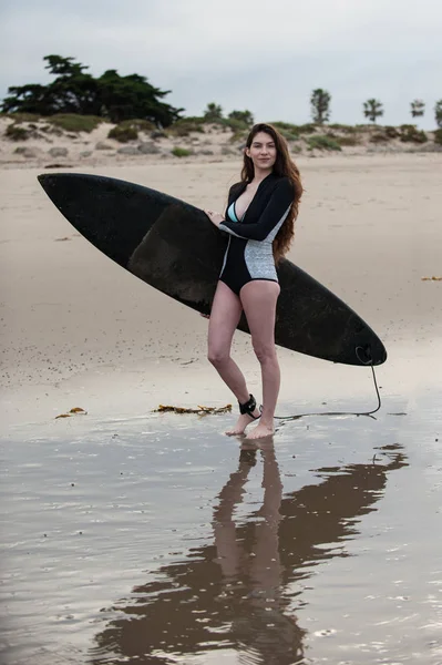 Όμορφη γυναίκα που θέτει το surf με πλοίο της. — Φωτογραφία Αρχείου