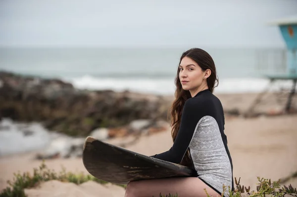 Jovem surfista menina com vista para a praia — Fotografia de Stock