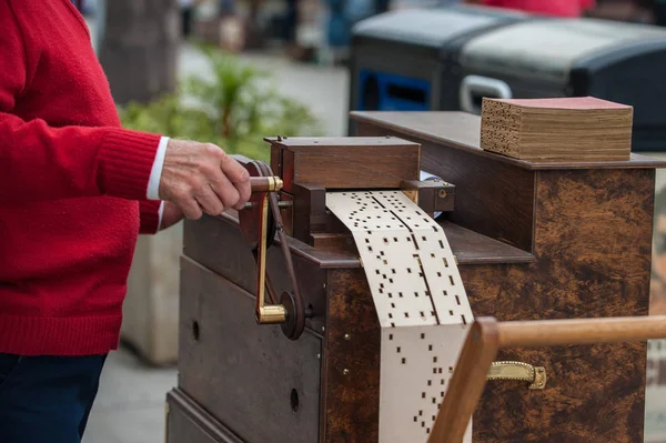 Vintage muziekdoos met de hand bediend. — Stockfoto