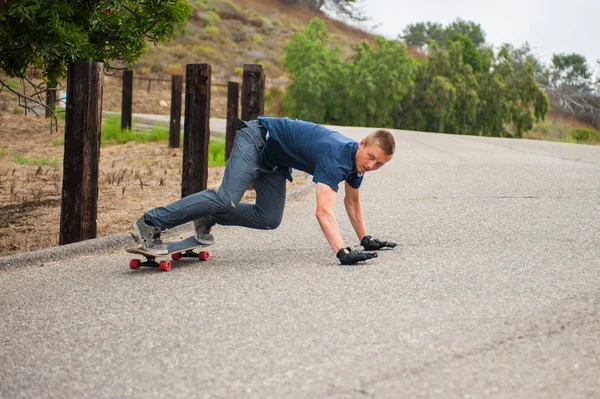 Frenler olmadan ivme yavaşlaması.
