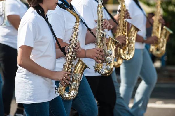Saxofonisten in een lijn. — Stockfoto