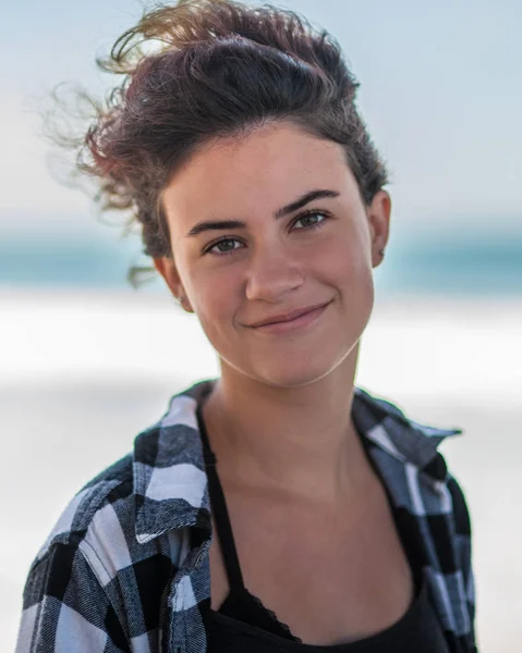 California adolescente con corte de pelo moderno —  Fotos de Stock