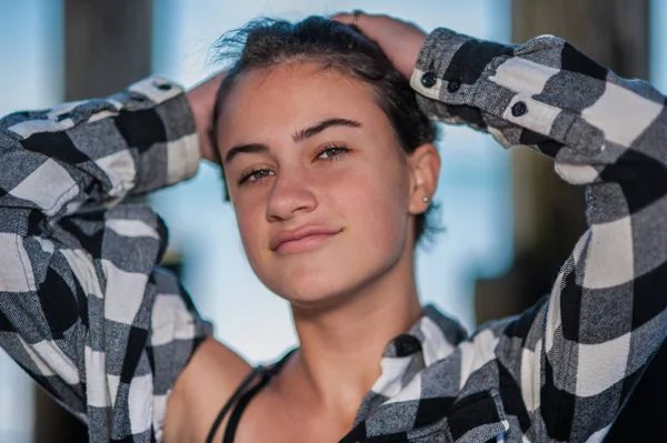 California adolescente con corte de pelo moderno —  Fotos de Stock
