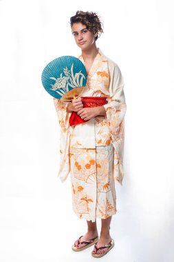 Onun atalarının kimono giyen Asya Amerikan teen.