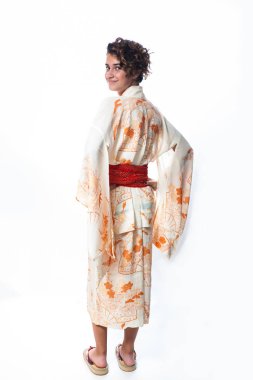 Onun atalarının kimono giyen Asya Amerikan teen.