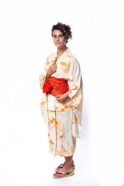 Onun atalarının kimono giyen Asya Amerikan teen.