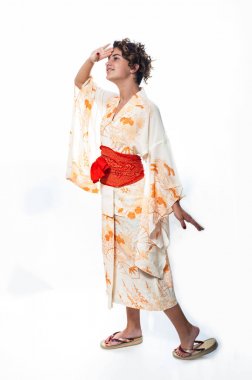 Onun atalarının kimono giyen Asya Amerikan teen.