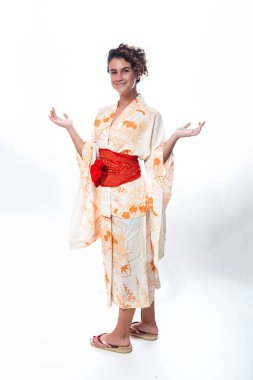 Onun atalarının kimono giyen Asya Amerikan teen.