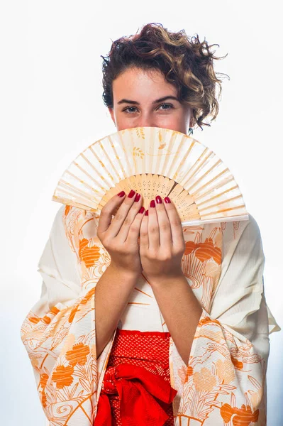 Onun atalarının kimono giyen Asya Amerikan teen.