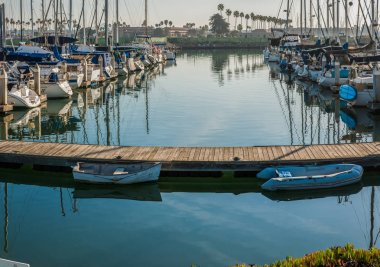 Yatlar ve eğlenceli ve zevk için dingys.