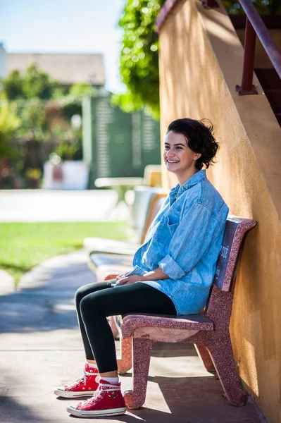 Juventud y serenidad compartiendo un momento de tranquilidad . — Foto de Stock