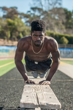 Push-up tezgah Stadyumu'nda şişkin triceps ile performans kas Jamaikalı atlet. 