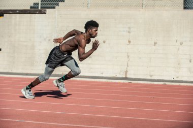 Stadı'nda Sprint sırasında ivme için öne eğilerek kas Jamaikalı atlet. 