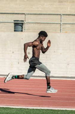 Tam hızda Stadı'nda Sprint sırasında uzun adımlarla kas Jamaikalı atlet. 