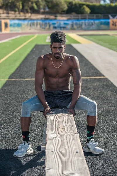Atleta Jamaicano Muscular Mostrando Rosto Jogo Banco Com Abaulamento Tríceps — Fotografia de Stock