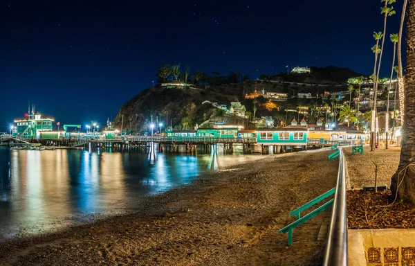 Avalon Pier Ilha Catalina Califórnia Com Luzes Noturnas Refletindo Através — Fotografia de Stock