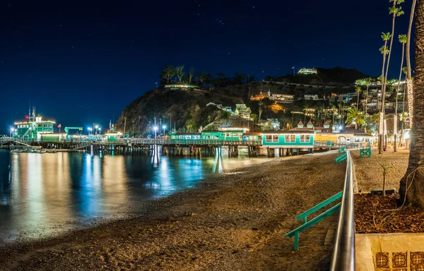 California sahil boyunca okyanus kazıklara aracılığıyla yansıtan gece ışıkları ile Catalina Adası iskelede Avalon.