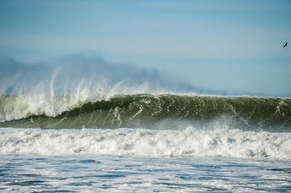 Offshore Wind Blows Tops Large Right Hand Wave Channel Island — Stock Photo, Image