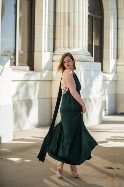 Onun yular top sarışın model olarak akan kumaş avluda twirls.