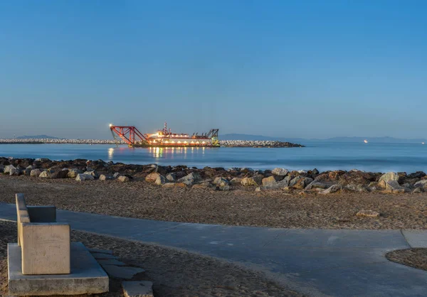 文图拉滨海公园海水与疏浚驳船近海工作通过清晨的时间 — 图库照片