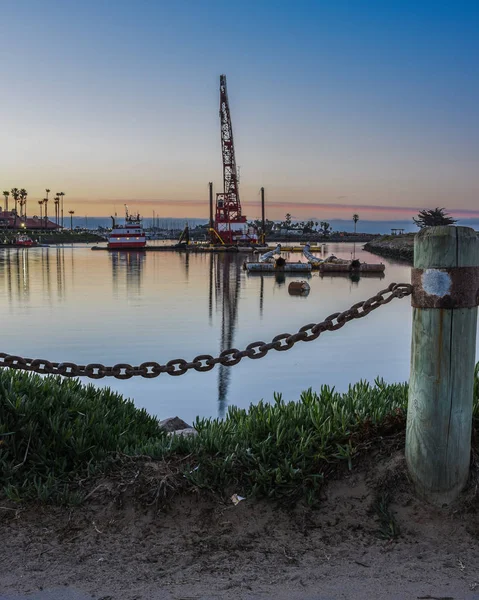 Maine Kedjelänkarna Avslöja Marine Crane Ventura Marina Ocean Vatten Speglar — Stockfoto