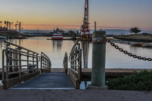 Dawn Ljuset Reflekteras Marina Vatten Vid Slutet Landgången Ramp — Stockfoto