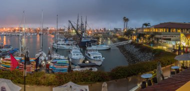 Su açık kafe ve dalış dükkanında kış yağmur sakin sabah ışıkları üzerinde seyir. 3 Mart 2018 üzerinde vurulmuş Ventura, California, Amerika Birleşik Devletleri.