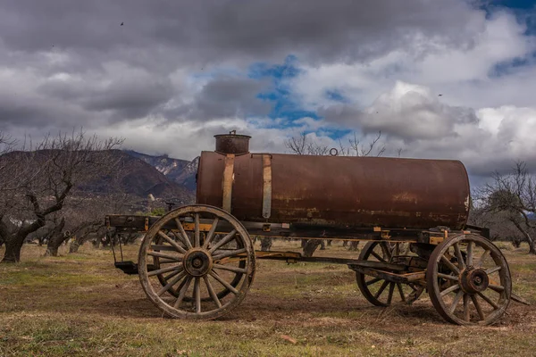 Vintage Tanque Água Reboque Sentado Sob Céu Nublado Inverno Pomar — Fotografia de Stock