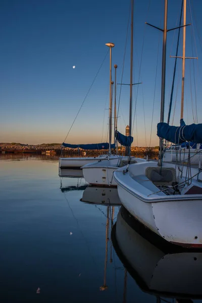 Pequeños Veleros Flotando Tranquila Cala Marina Amanecer Bajo Luna Llena —  Fotos de Stock