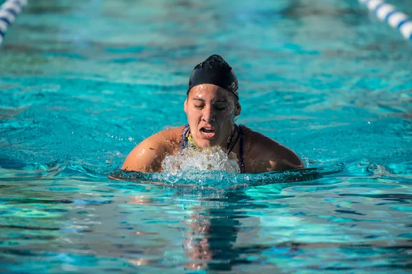 High School Swimmer Loses Her Googles Race Competes Breast Stroke — Stock Photo, Image