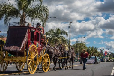Saint Patrick 's Day Parade üzerinde dört at takım başlık Main Street Ventura içinde yukarı tarafından California, Amerika Birleşik Devletleri 17 Mart 2018 üzerinde çizilmiş klasik Wells Fargo sahne coach.