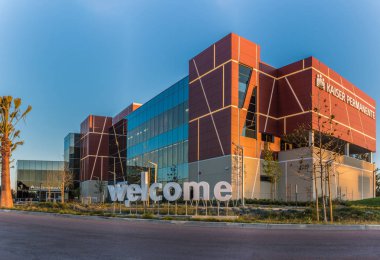 Yeni Kaiser Permanente mimari cephe satırlarında bina tüm ziyaretçiler ağırlamaktadır. Ventura, Kaliforniya Amerika Birleşik Devletleri 26 Mart 2018 vurdu.