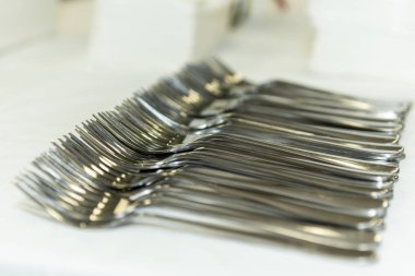 Benzer boyut ve benzer şekil.