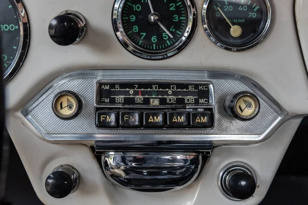 Panel de información vintage con números manuales . — Foto de Stock