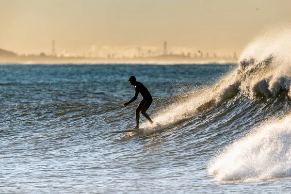 Onde di dimensioni divertenti per i resistenti al freddo . — Foto Stock