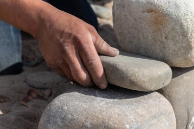Kaya heykeltıraşının hassas teknikleri.