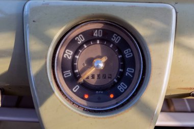 Eski moda konsollu klasik bir araç..