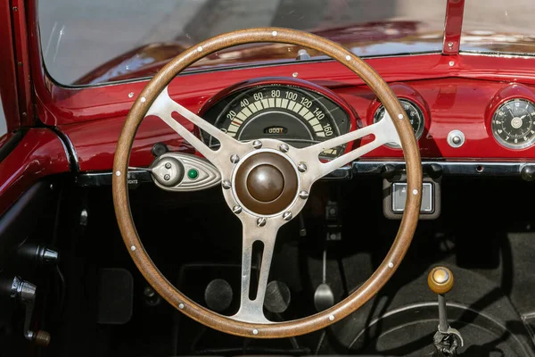 Classic 1951 Simca Sport Cabriolet Kijkend Naar Dashboard Stuurwiel Vanaf — Stockfoto