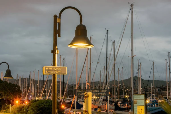 灯火通明的标志指示了清晨在文图拉港哪里可以找到洗手间 — 图库照片